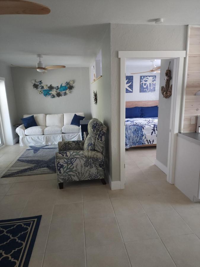 So Coastal! Pet Friendly And Free Early Check In! Fort Myers